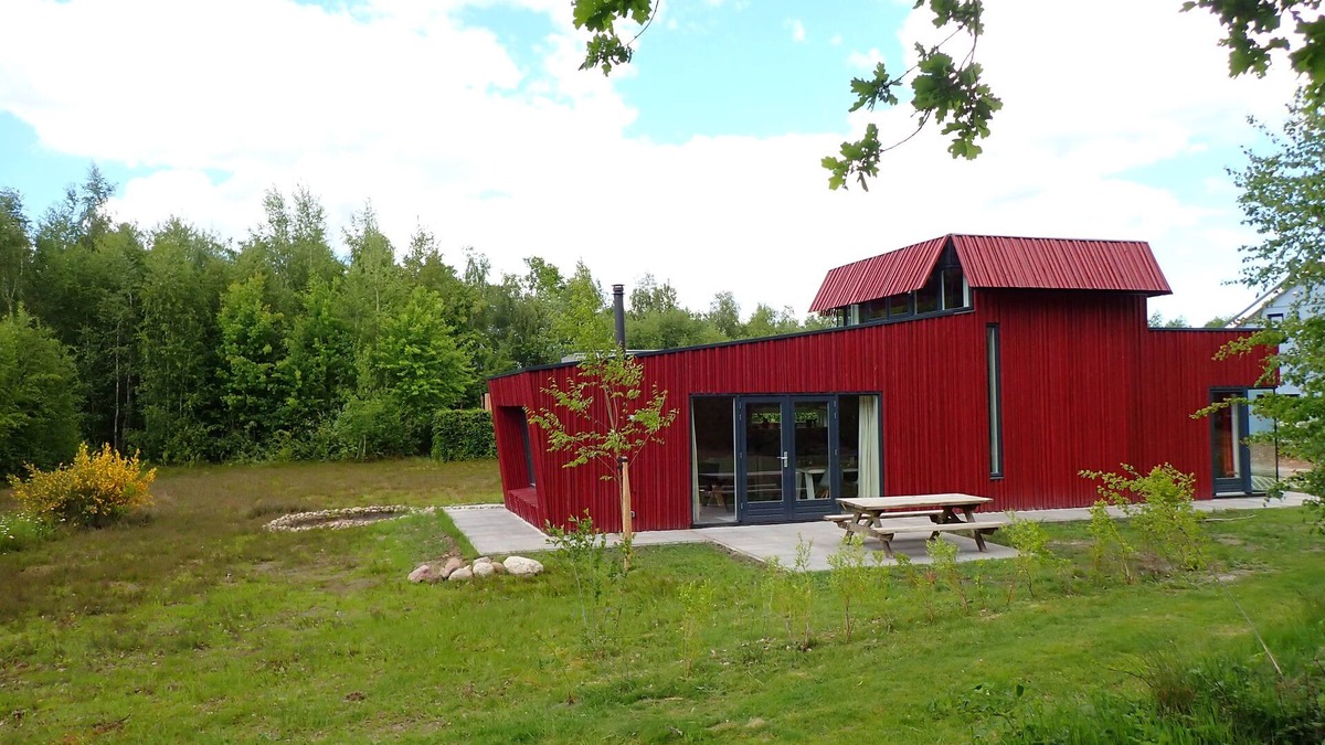 Gasselte House | Relax on the lovely lounge sofas with panoramic views of the nature garden? Or a week of quiet (tele)work, while walking straight into the woods for a lunch walk during your break?