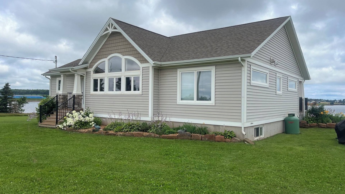 New London Cottage | Relax overlooking the beautiful New London Bay in our 3 bed, 2 bath cottage