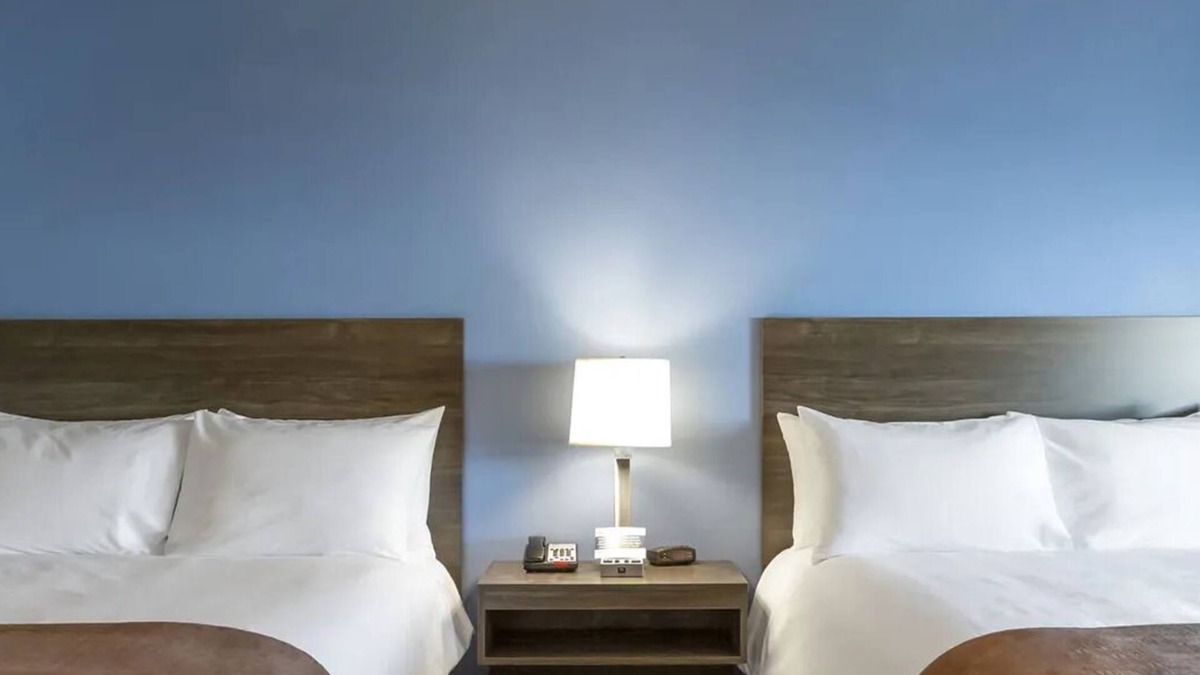 Avondale Hotel | Relax & Recharge in a Comfortable Hotel Near Phoenix West! Outdoor Pool!