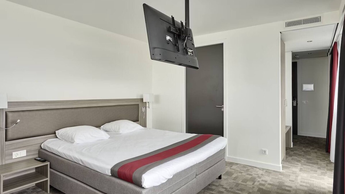 Zestienhoven Hotel | Relax & Recharge Near the Airport with Onsite Dining and Parking!