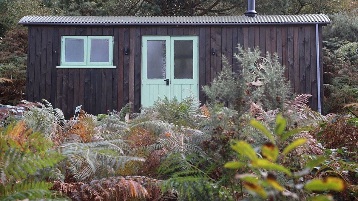 West Buckland Cabin | Relax & Recharge: Woodland Hideaway Shepherds Hut and Hot tub !