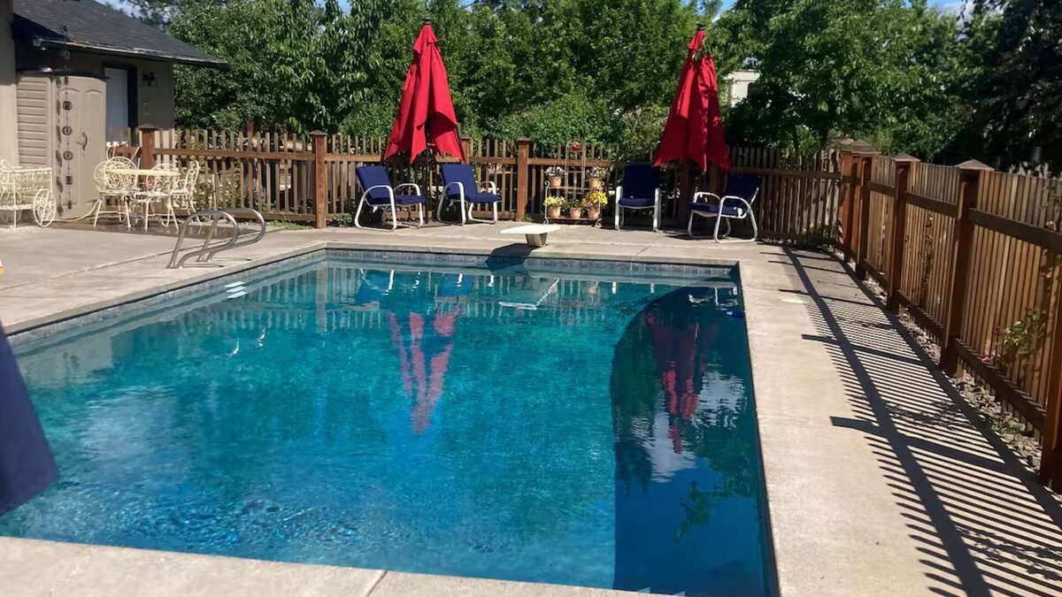 Central Point House | Relax, Reconnect, Explore Scenic Retreat + Pool, Treehouses & Adventure Nearby