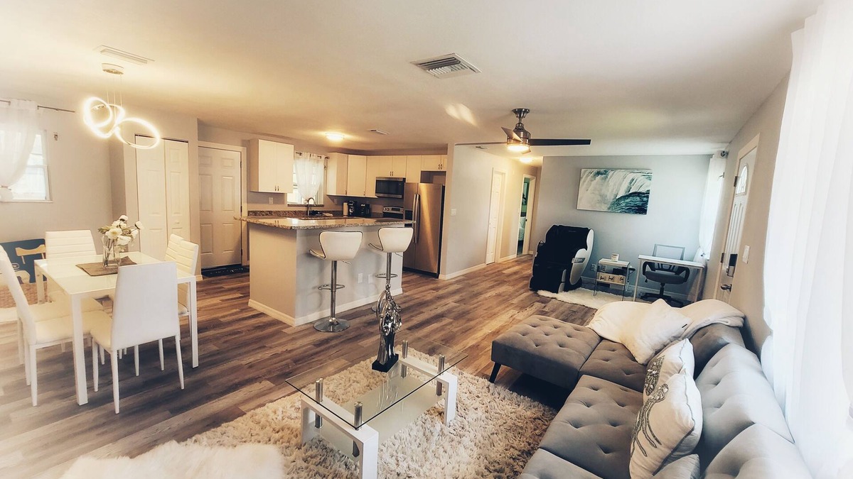 Interchange Square House | Relax & Retreat 🏡w/massage chair 15min 🏖 🛫🍽 🛣