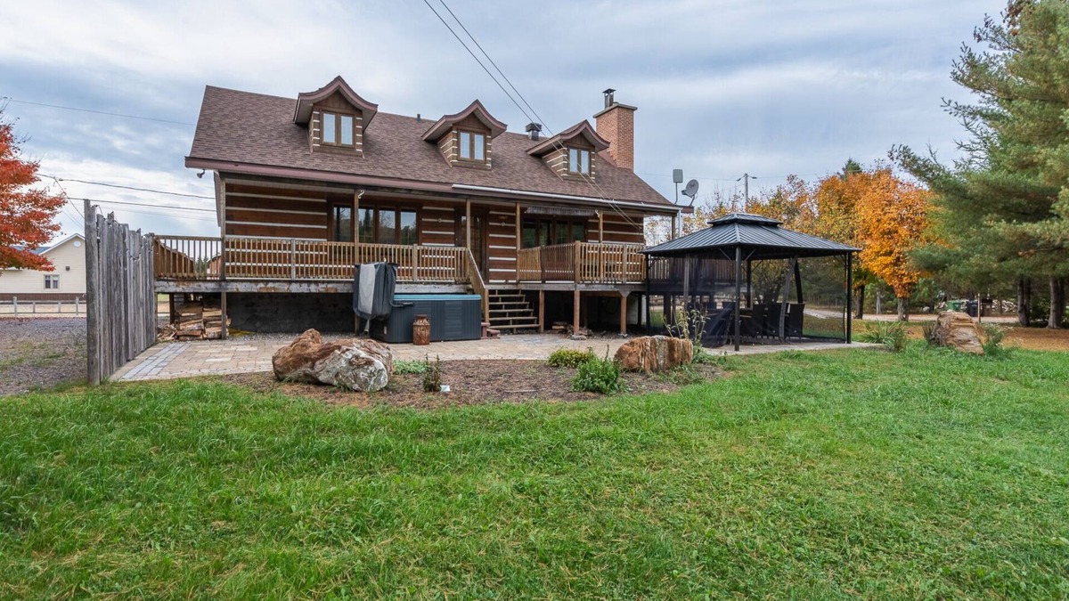 Amherst Ski Chalet | Relax & Rewind : Spacious Waterfront with SPA