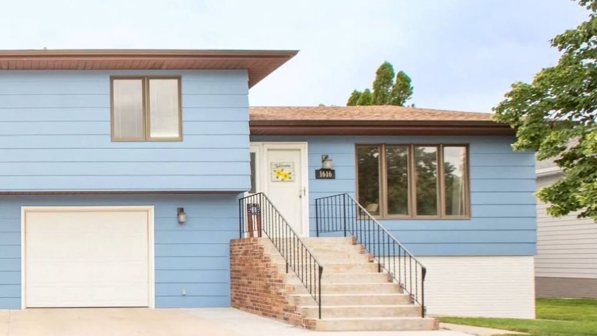 McCook House | Relax, Unwind, and Stay at Centennial Getaway in McCook, NE