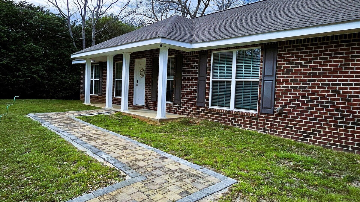 Saint Elmo House | Relax & Unwind at This Charming West Mobile Getaway! 2BR/2BA Guesthouse Retreat!