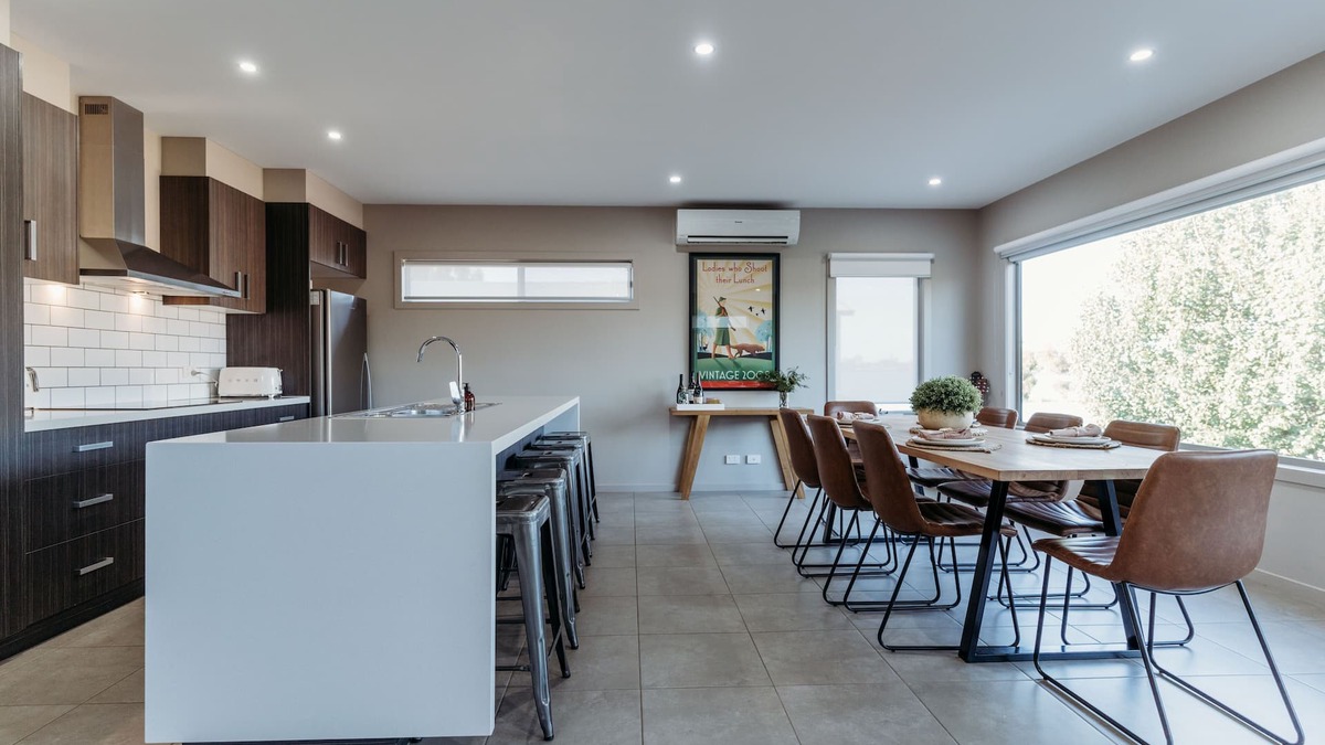 Nagambie House | Relax & watch magical sunsets upstairs balconies overlooking the beautiful lake