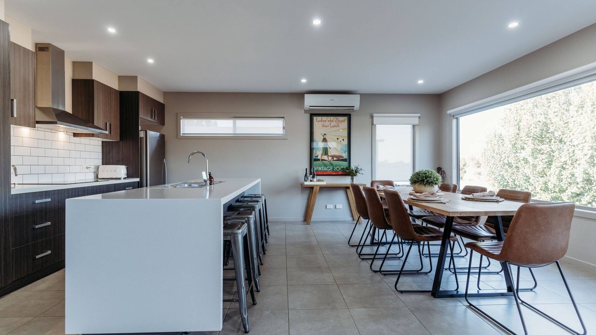 Nagambie House | Relax & watch magical sunsets upstairs balconies overlooking the beautiful lake