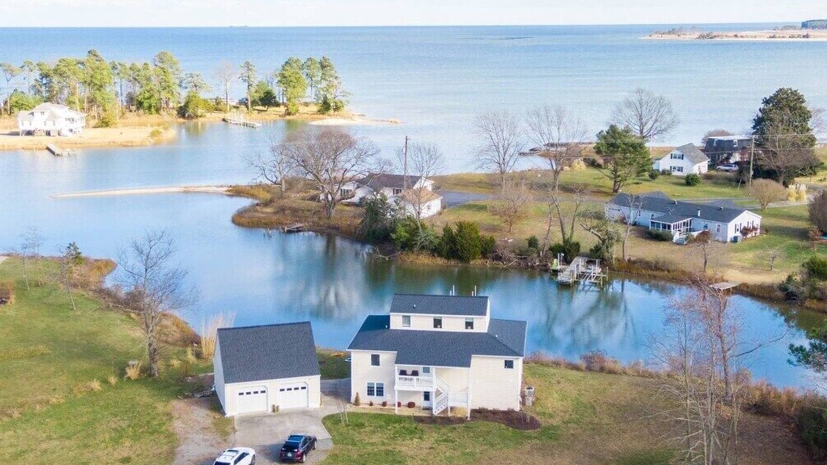 White Stone House | Relax Waterfront Hot Tub, Game Room, Frisbee Golf