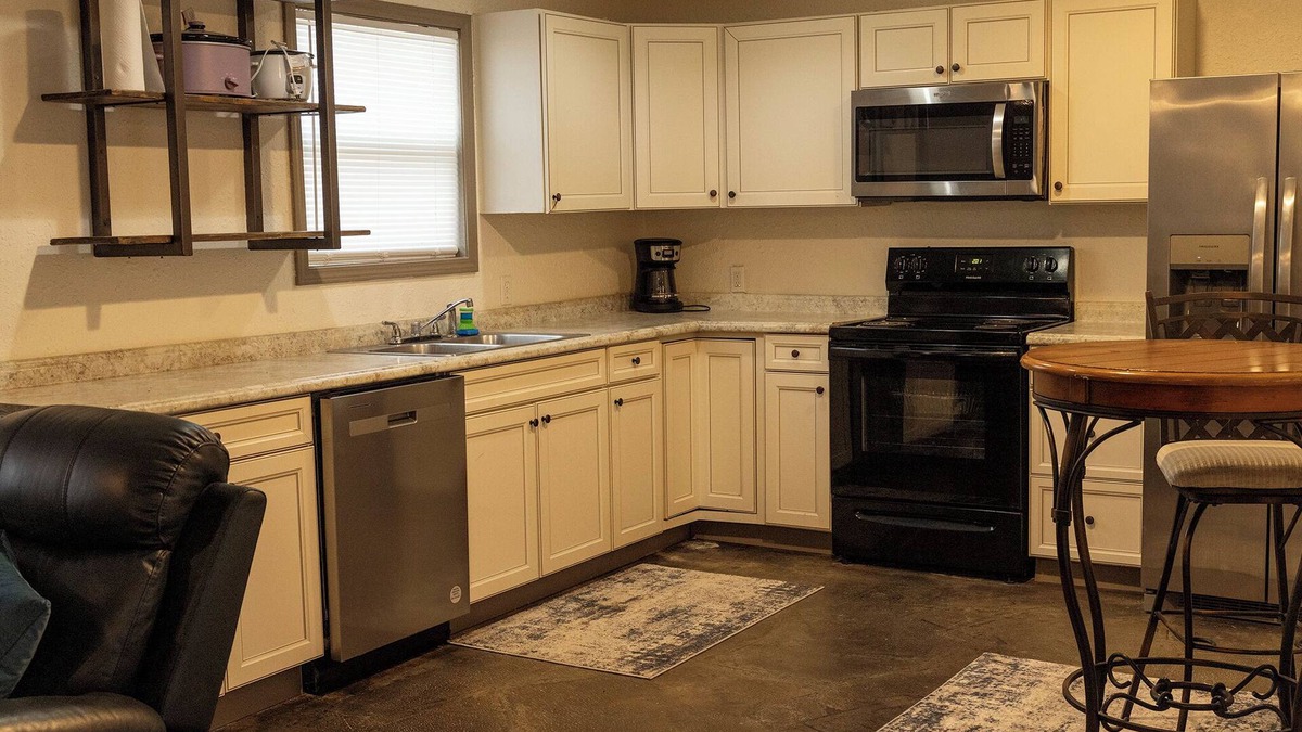Birdeye House | Relax with the whole family as you visit a small town in Arkansas.
