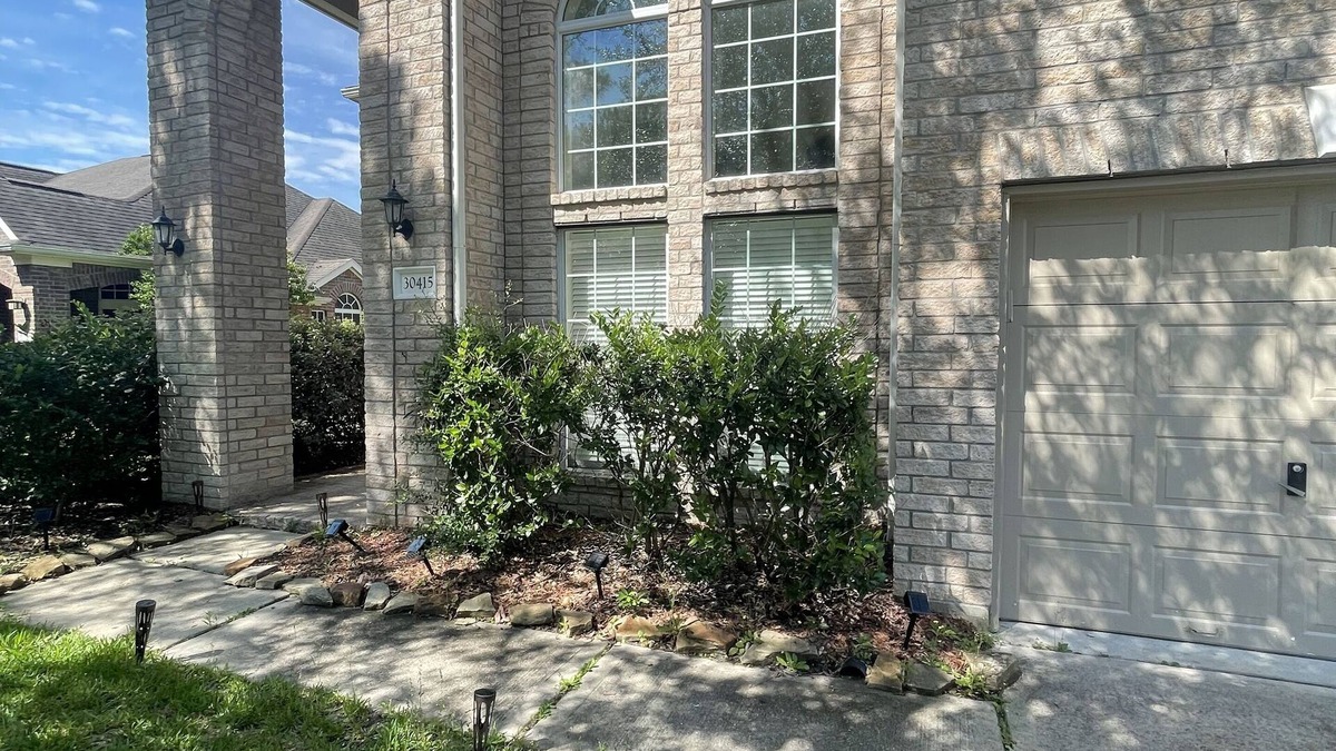Spring House | Relax with the whole family at this peaceful lake view cozy home!
