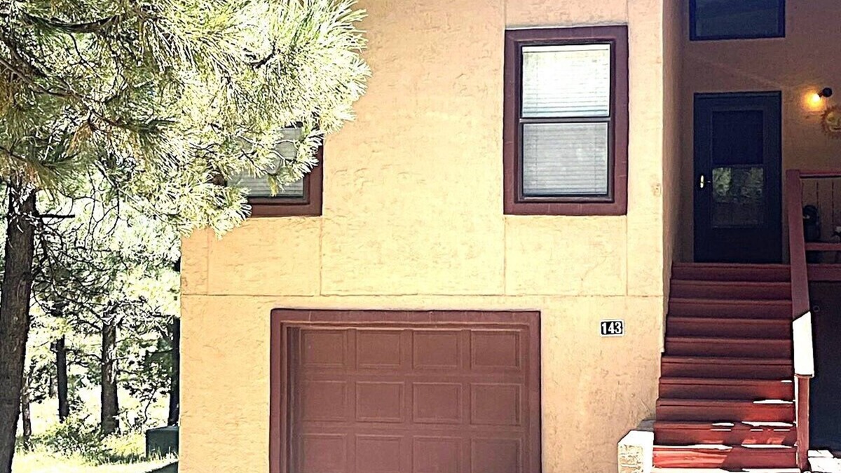 Alto Condo | Relax with the whole family or group of friends at this cozy Behr Hideout!