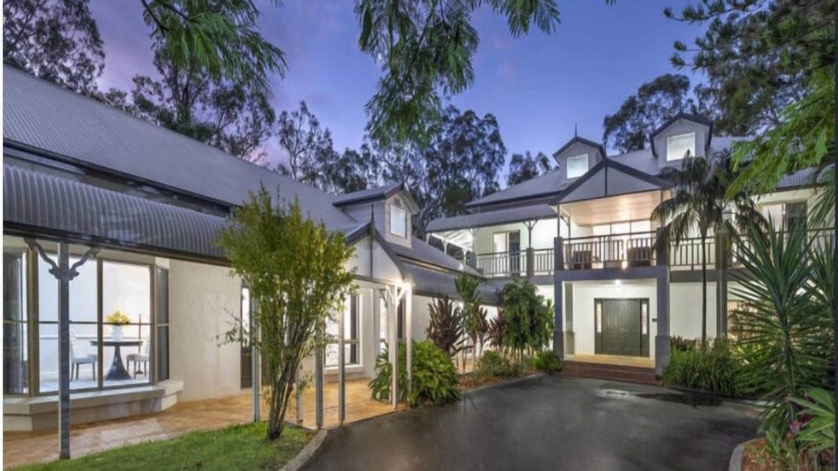 Carbrook House | Relax with your whole family at this serene resort-style retreat.