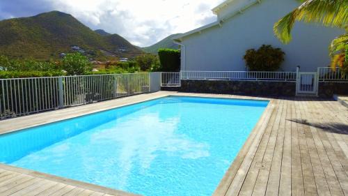 Bellevue House | Relaxation 100 m from Orient Bay