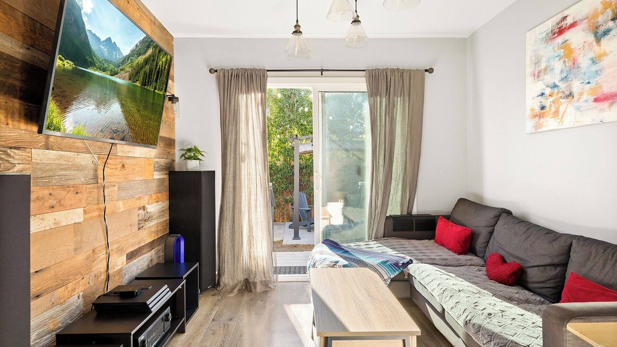 San Fernando House | Relaxation at its finest! Modern cozy home with WiFi and AC in San Fernando