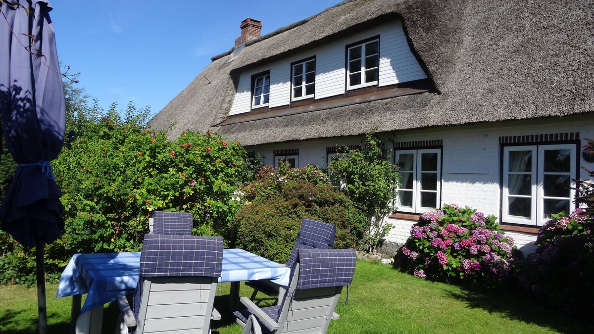 Pommerby Apartment | Relaxation by the sea in a historic thatched cottage; WLAN, garden, 2 showers, sauna