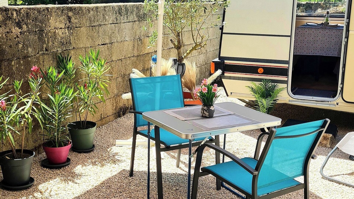 Beze House | Relaxation caravan near grotto and washhouse