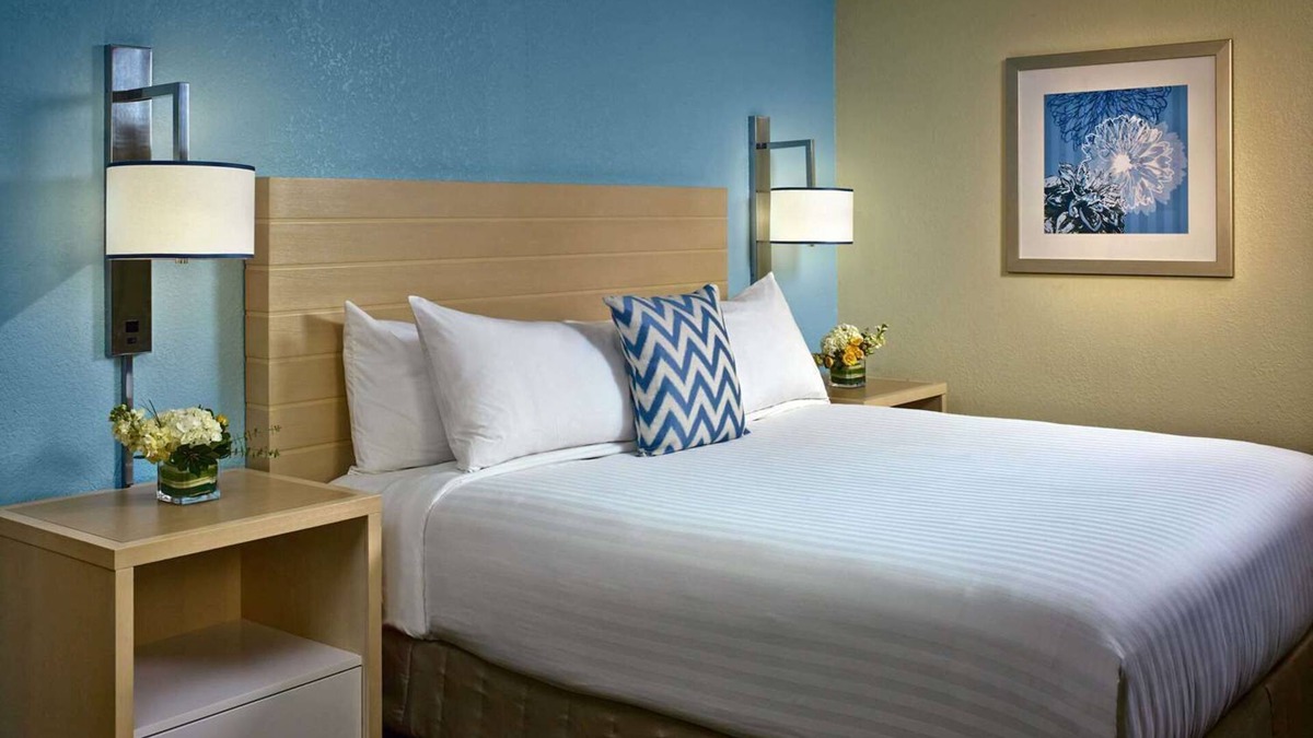 Blue Ash Hotel | Relaxation in Cincinnati! 2 Modern Units, Free Breakfast, Full Kitchen!