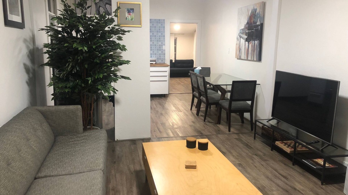 Hoover - Foster House | Relaxed and Spacious 2 BR Apartment with a Patio