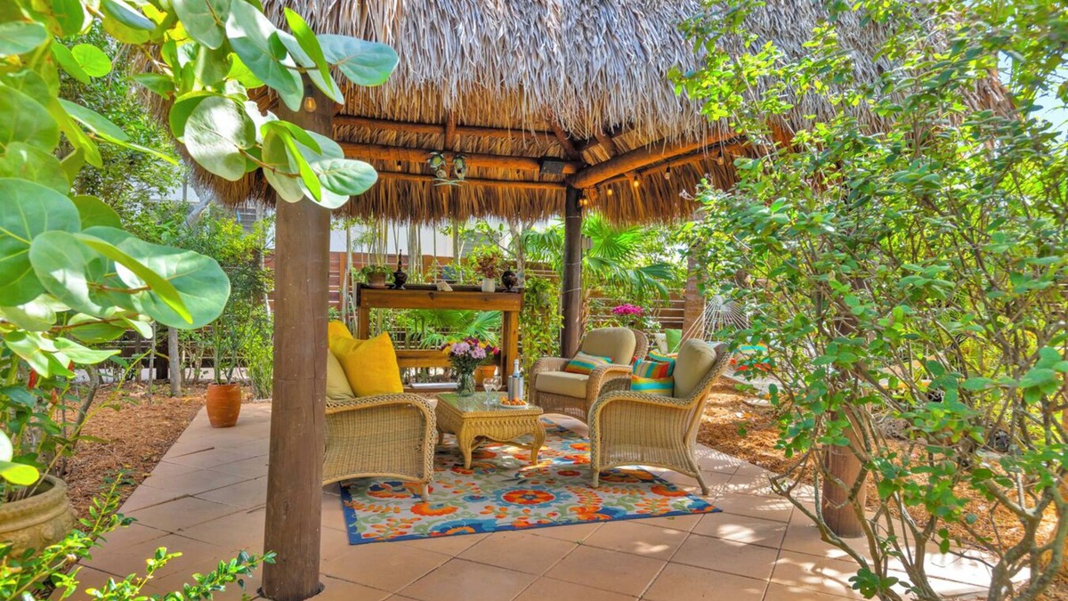 North Beach Apartment | Relaxed Beach living - 1 Bed/1 Bath with Private Garden, steps to Ocean