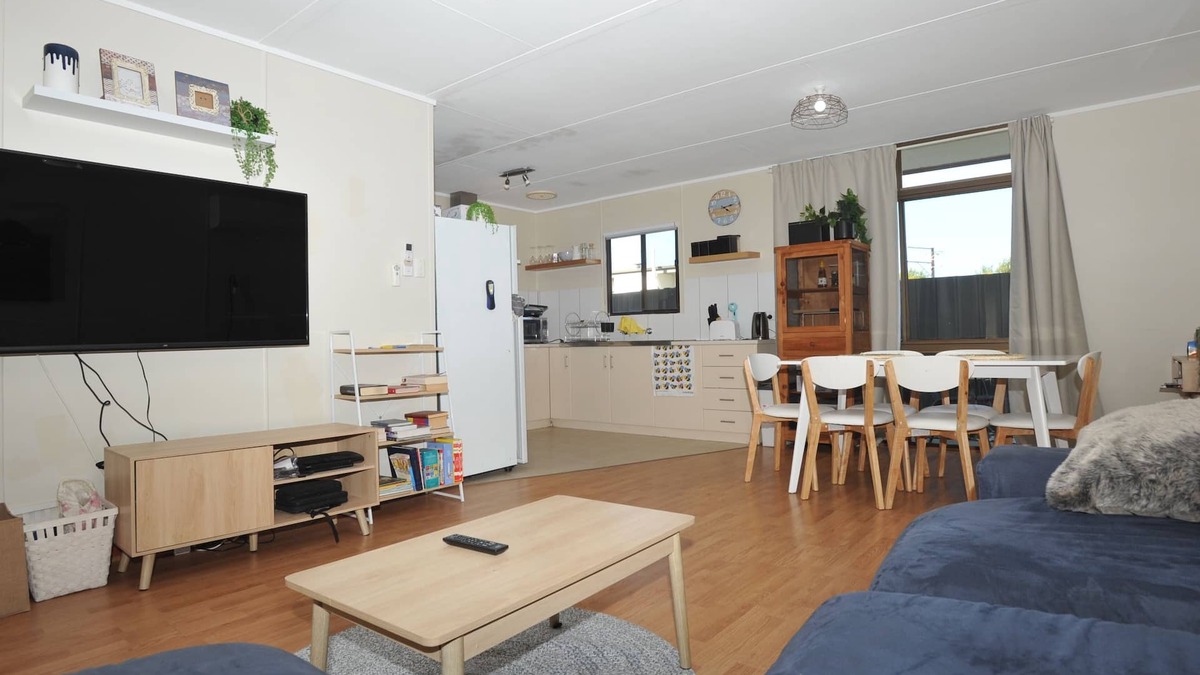 Kingscote Apartment | Relaxed, beachy 2 bed apartment, only 1.9kms from the beach, close to shops