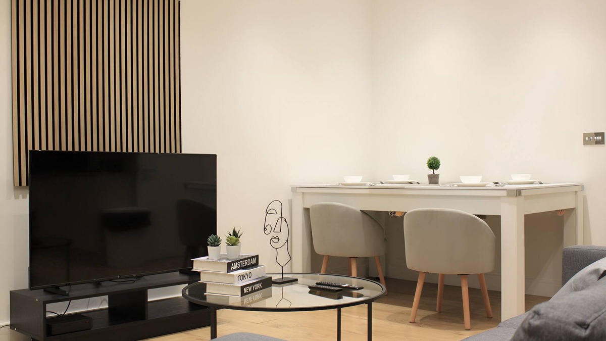 Purley Apartment | Relaxed & Cozy Family Getaway in Purley Rise - Minutes from Gatwick Airport