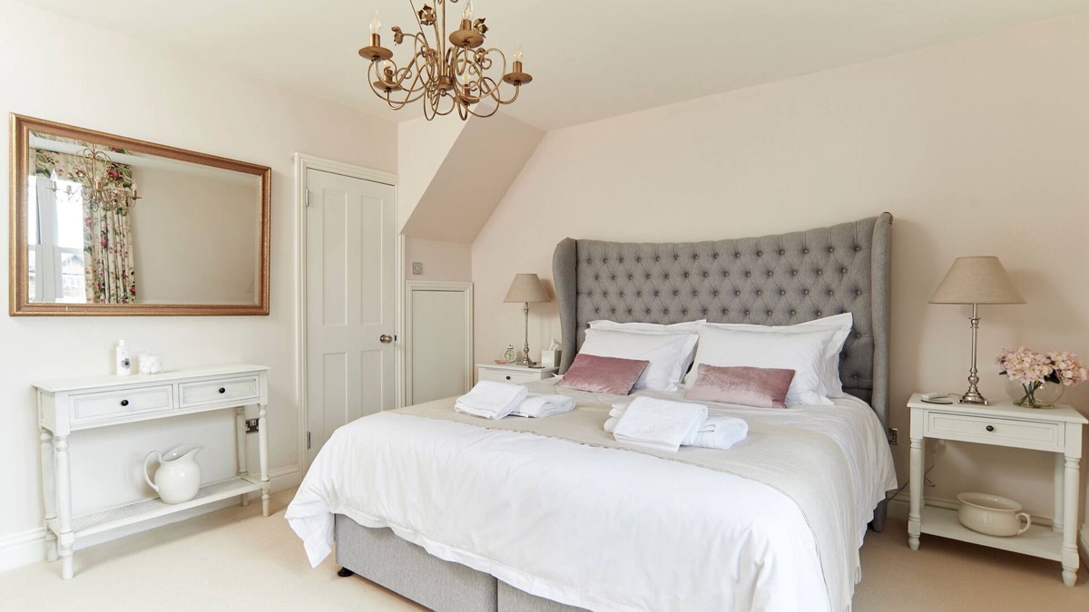 Hythe House | Relaxed luxury with Hot Tub, Child & Pet Friendly!