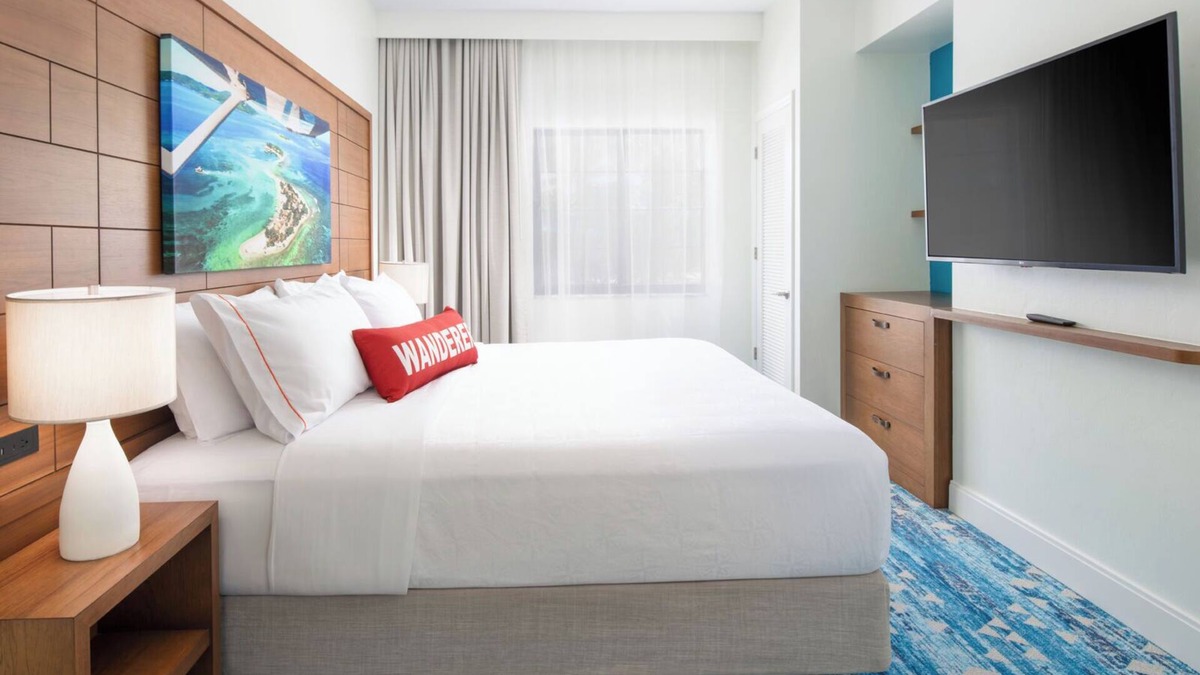 Park Shore Hotel | Relaxed Suite w/King Bed + Cozy Sitting Area – Ideal Stay!