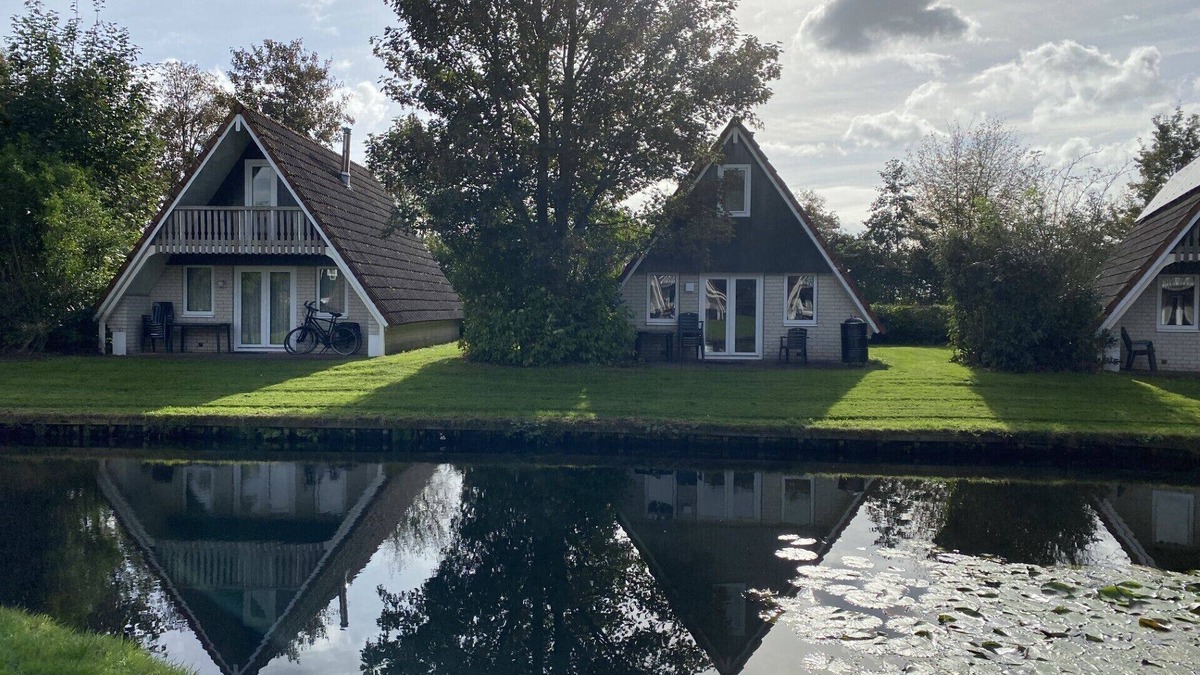 Municipality of Hardenberg House | Relaxen aan de Vijver met Heerlijke Whirlpool en Open Haard! Huisdieren Welkom!