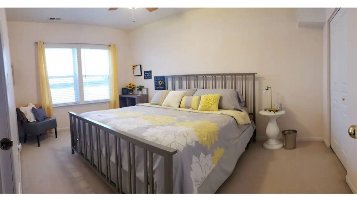 Bolingbrook House | Relaxing 2 Bdrm Guest Suite w/Kit. & Pvt. Entry