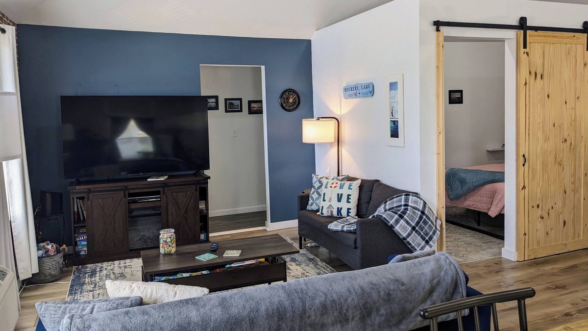 Buckeye Lake Cottage | Relaxing 2 bedroom cottage w/hot tub and air hockey/ping pong table