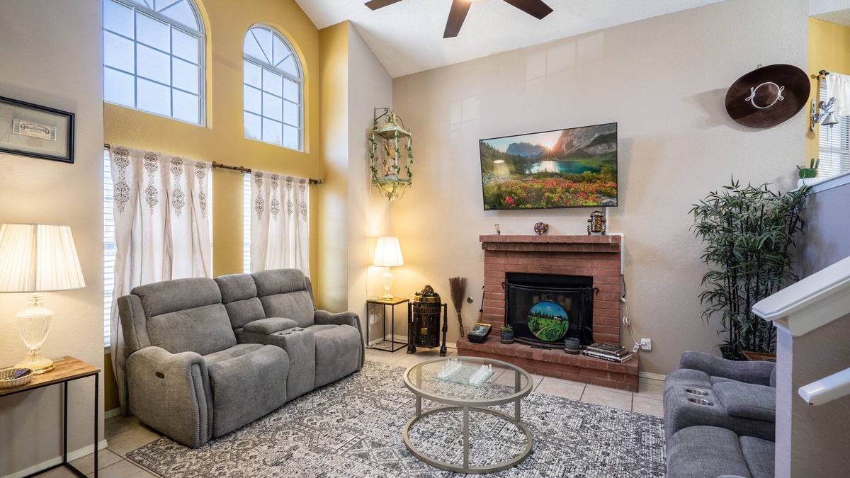 Northeast El Paso House | RELAXING 4 BDR HACIENDA W/FUTURISTIC SHOWERS