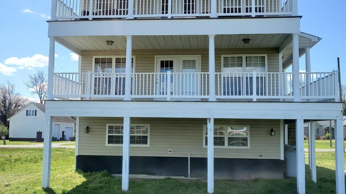 Mount Holly House | Relaxing at the river