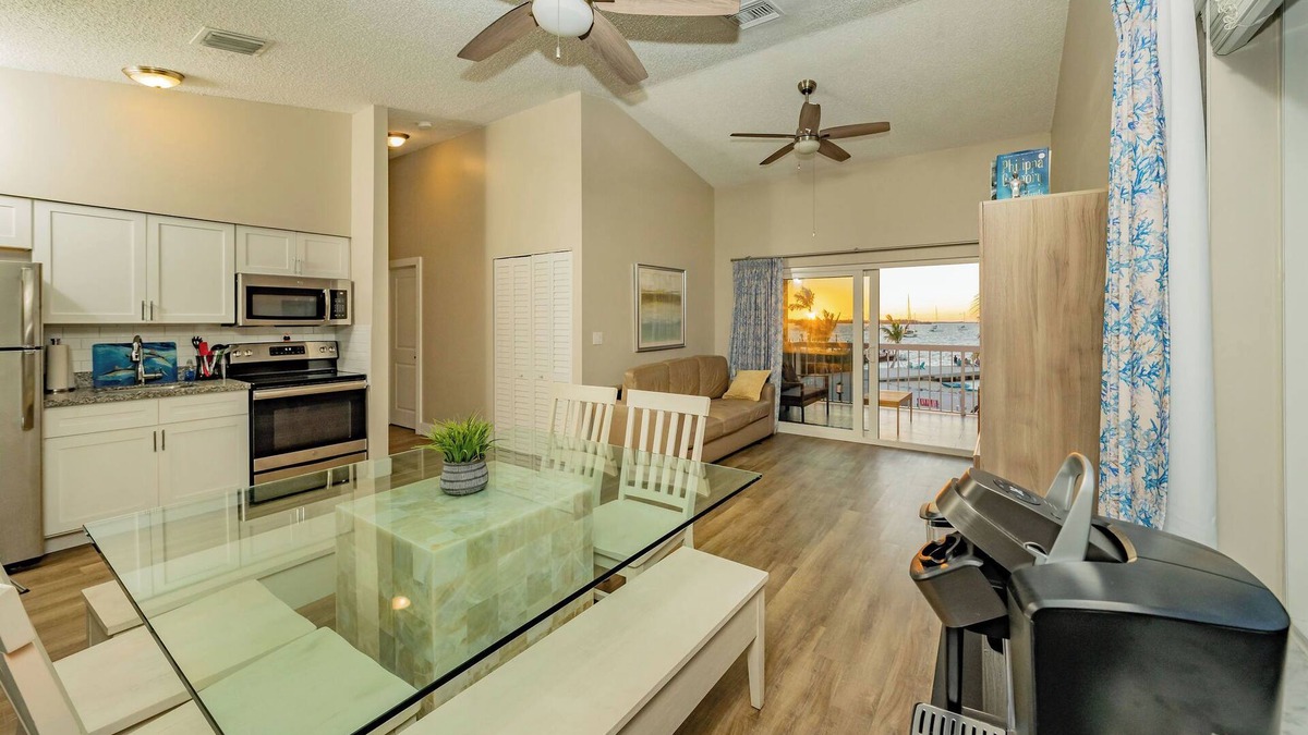 Key Largo Hotel | Relaxing Beach Getaway! Cozy King Suite Stay!
