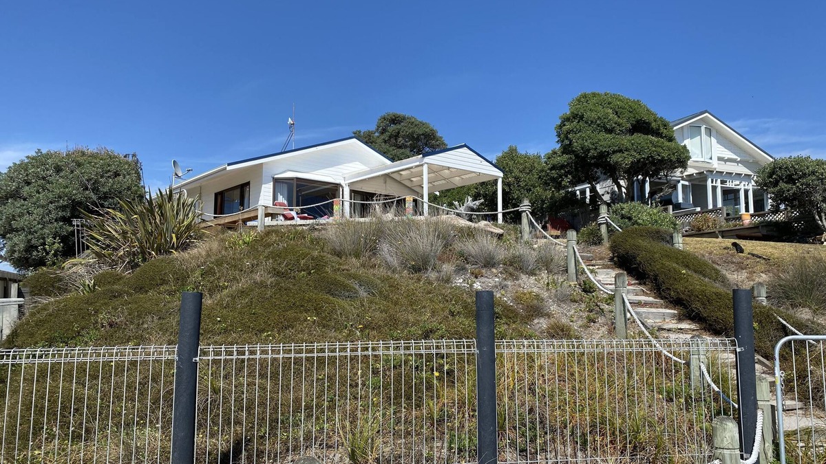 Pukehina House | Relaxing beach-front living