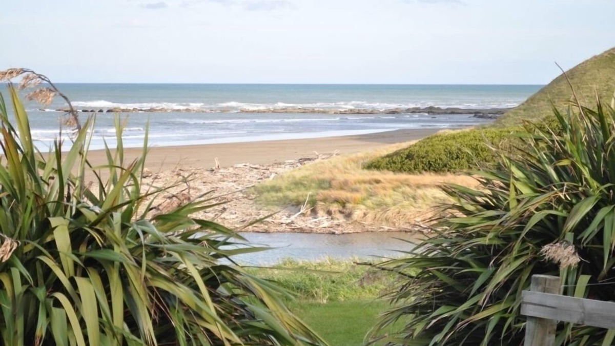 Porangahau House | Relaxing beach bach with sea views