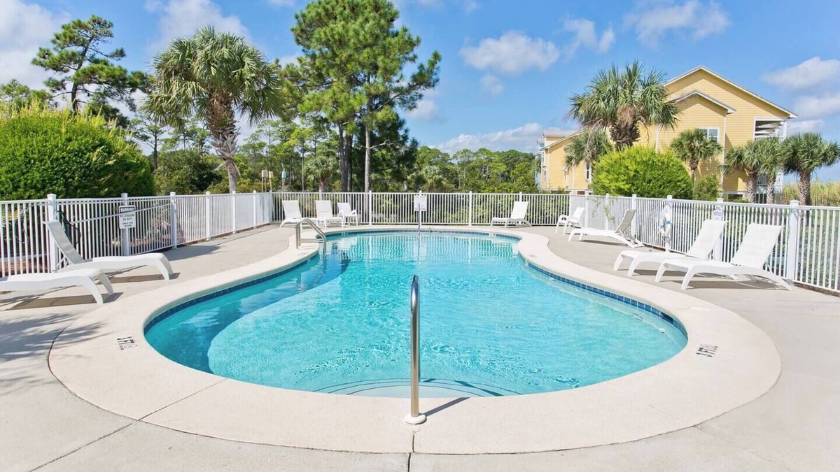Innerarity Townhomes House | Relaxing Breeze: Great Views, Pool & 2 Kayaks!