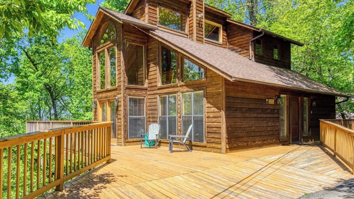 Gatlinburg - Pigeon Forge Cabin | Relaxing Cabin! Great Mountain Views! Centrally Located! Awesome Deck! Hot Tub