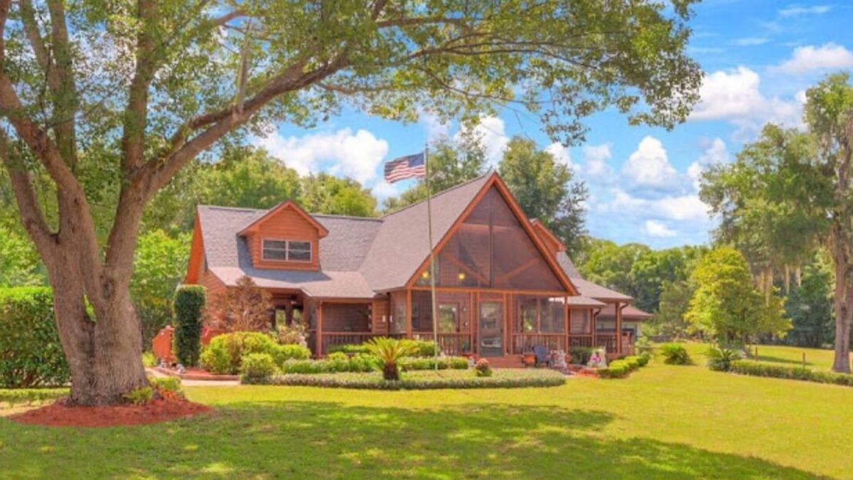 Lake Helen Apartment | Relaxing Cabin Retreat in the Island Room at the Cabin On The Lake!