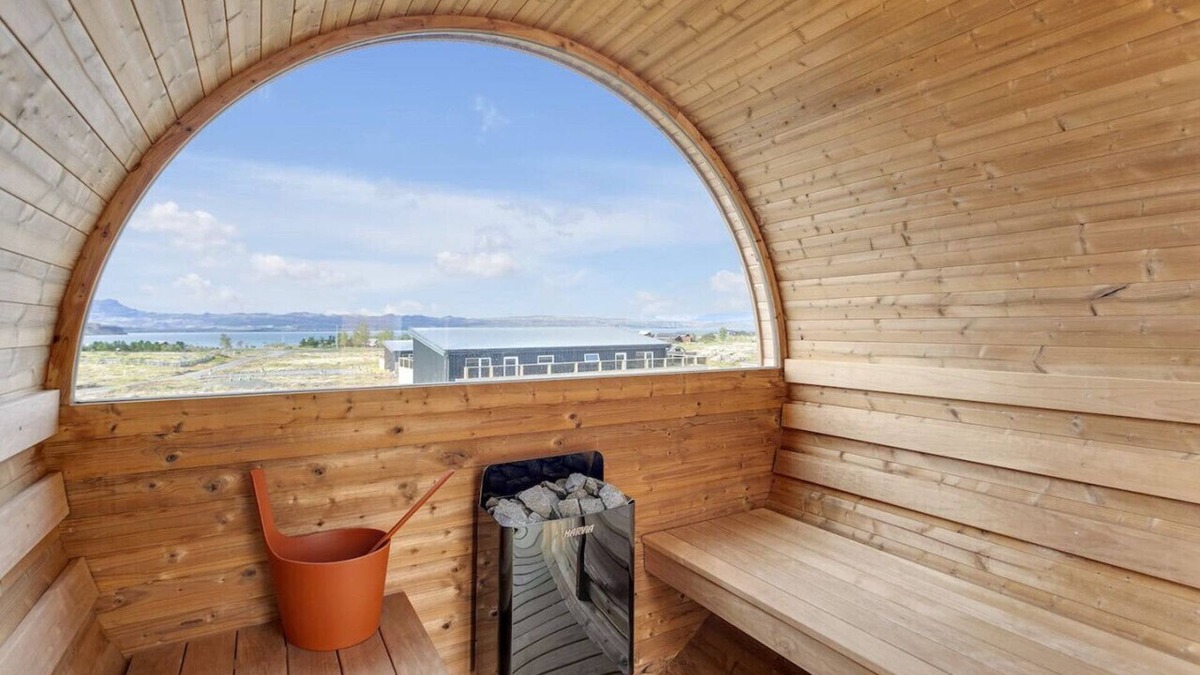 Veidilundur Cabin | Relaxing Cabin w/Hot Tub & Sauna - Serene Retreat