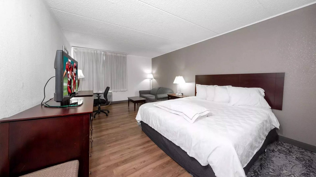 Carteret Hotel | Relaxing Carteret Getaway! Restaurant, Free Parking & Pet-friendly!