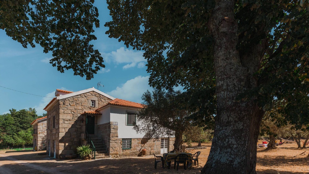 Vila Ruiva Cottage | Relaxing Cottage Getaway in Spacious Farmland