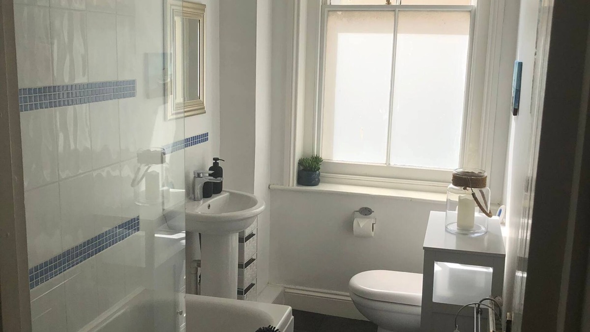 Sholden Apartment | Relaxing coastal escape for 2! 1 min from beach, pier, & restaurants :-).