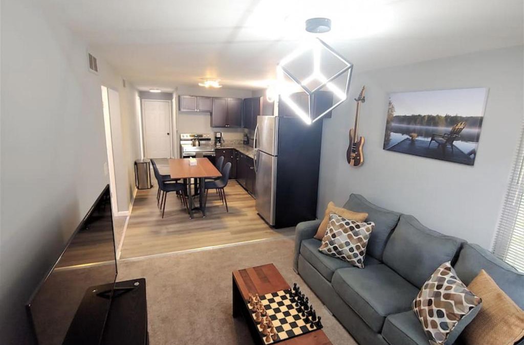 Pontiac House | Relaxing Cottage by the Lake and Parking