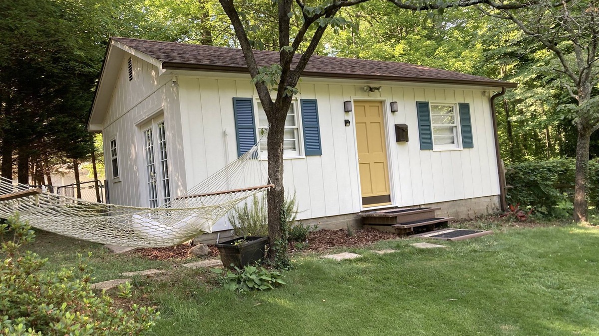 Carriage Hills Cottage | Relaxing Cottage close to everything! Perfect for 2!Wi-Fi, Keurig,Outside space!