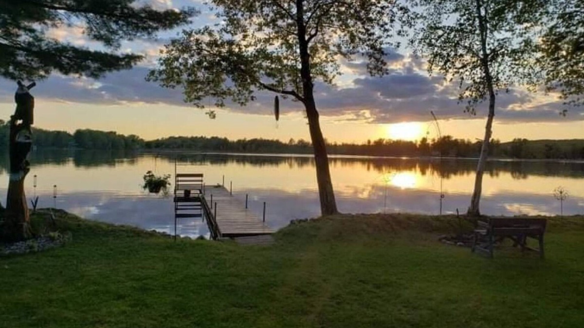 Iola Cabin | Relaxing Cottage Steps From the Lake