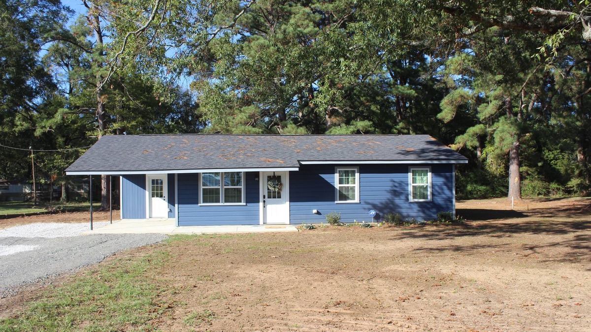 Oil City House | Relaxing country home 2 minutes from Caddo Lake! Pet Friendly!