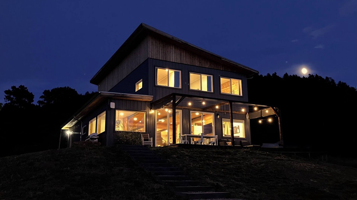 Larkspur House | Relaxing Countryside Escape, entire home on private Land with Hot Tub