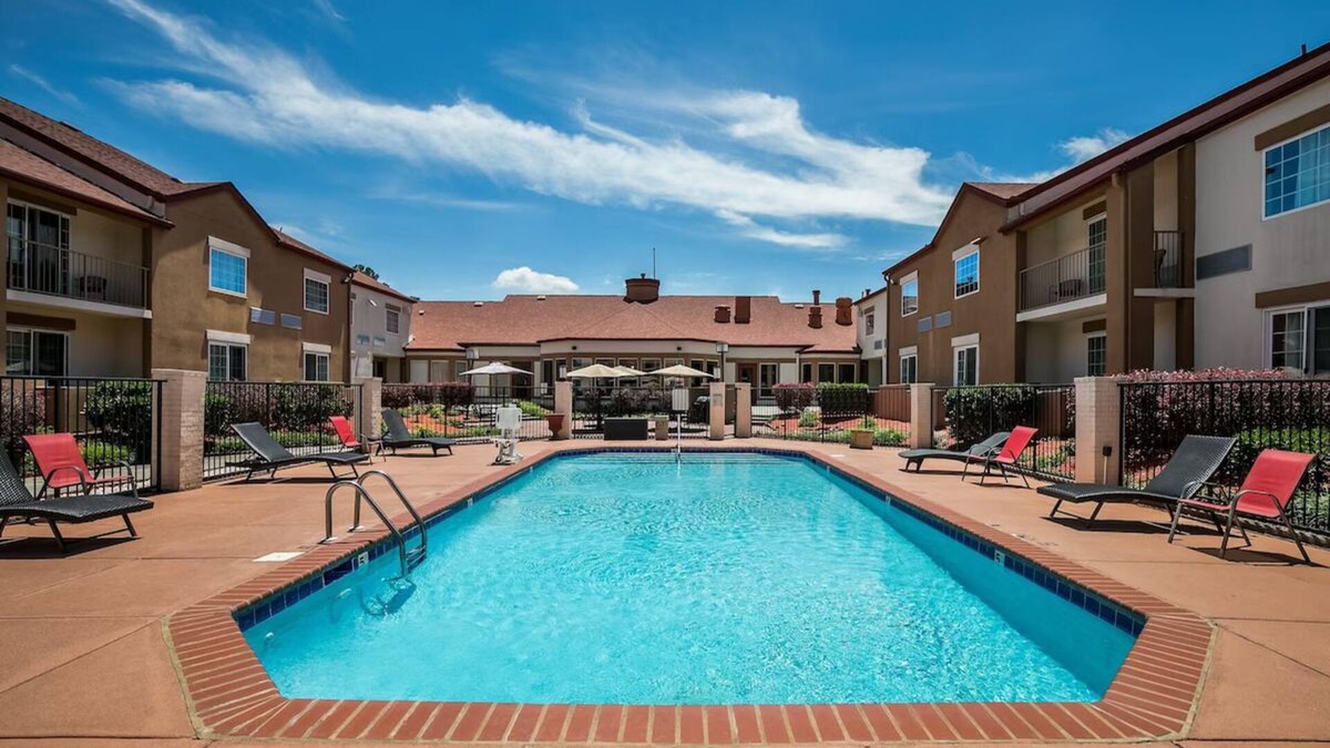 Ashley Oaks Hotel | Relaxing Couple Room in Knoxville | Free Hot Breakfast Daily