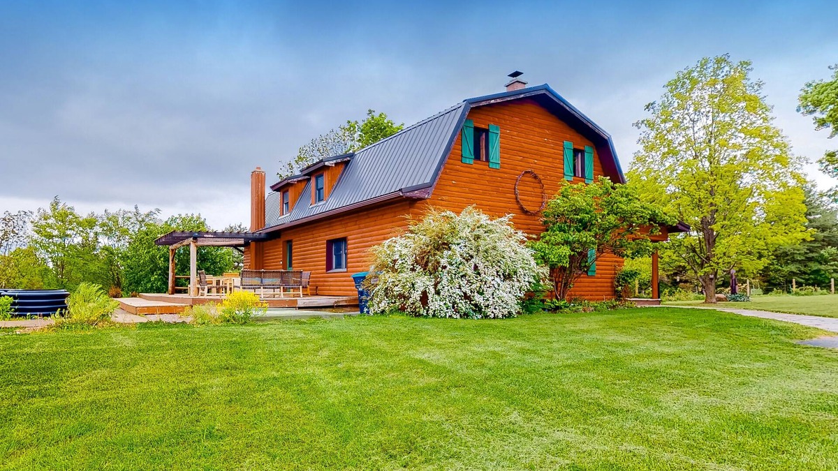 Rock Stream Cabin | Relaxing dog-friendly water-view cabin with firepit, deck, grill, & full kitchen